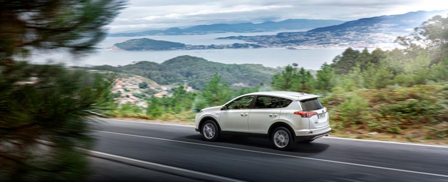  Toyota RAV4 Hybrid 2015 года  (WW) (фото 17 из 38)